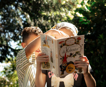 Twee kinderen die samen een boek lezen