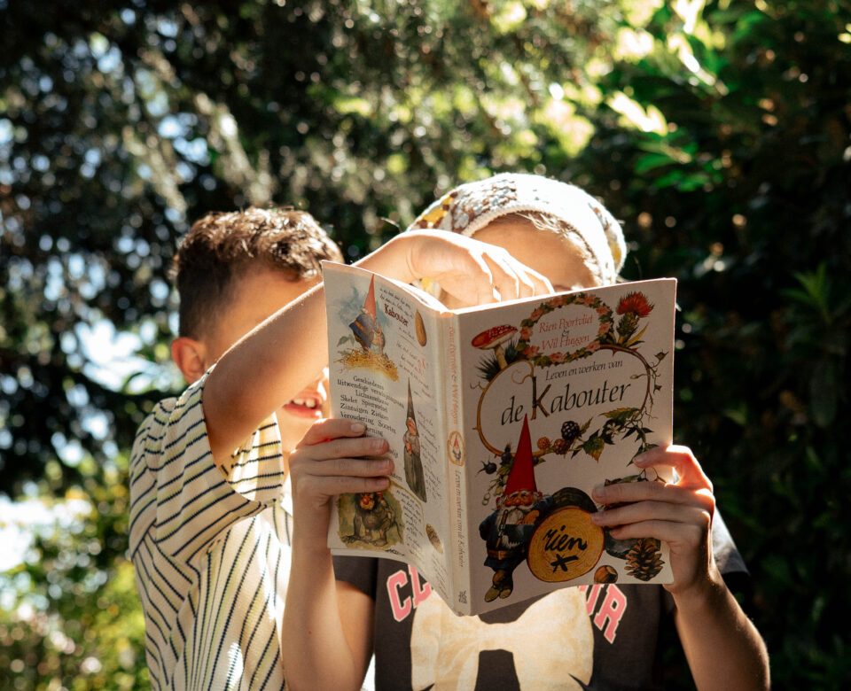 Twee kinderen die samen een boek lezen
